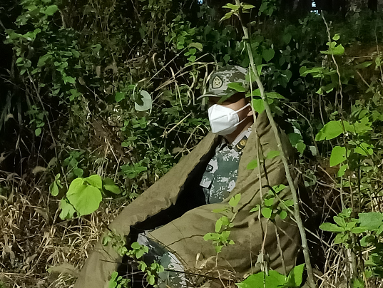 国旗护卫队在围墙边执守