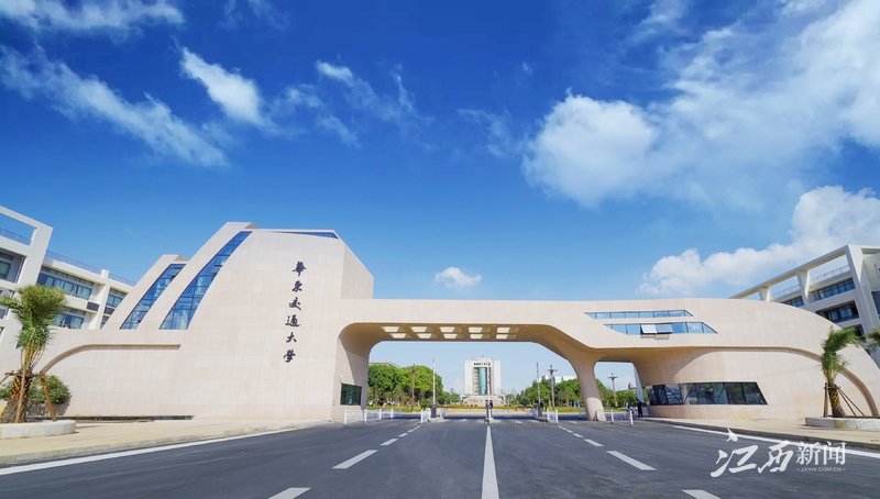 十年来,华东交通大学认真贯彻落实各项决策部署,锐意进取、攻坚克难,党的建设全面加强、育人成效显著增强、人才队伍快速壮大、学科建设强势崛起、创新实力大幅跃升,大力彰显铁路特色、发挥铁的优势、展现铁的作为,铁肩对标国家重大战略、铁血攻关行业技术难题、铁心服务江西发展需求,各项事业驶入快车道、跑出加速度、迈上新台阶。