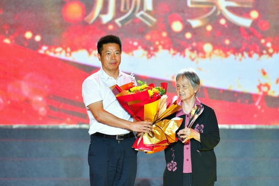 华东交通大学党委副书记、副校长徐长节为“感动花椒人物”杨耀乾颁奖（杨耀乾的女儿杨珊领奖）。