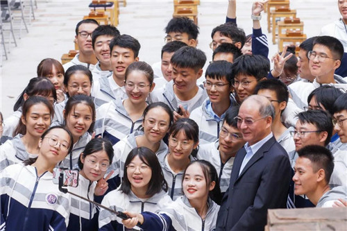 1602743672750043.jpg 3.华东交通大学党委书记万明与“天佑学子”自拍合影。(罗霄 摄).jpg