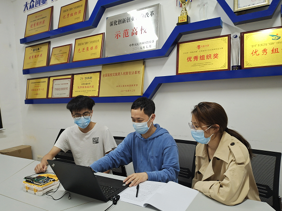 该校创新创业学院副院长刘志伟正在一对一辅导项目