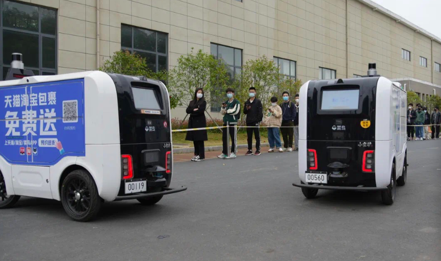 物流快递无人车“小蛮驴”为师生提供无接触快递上门服务