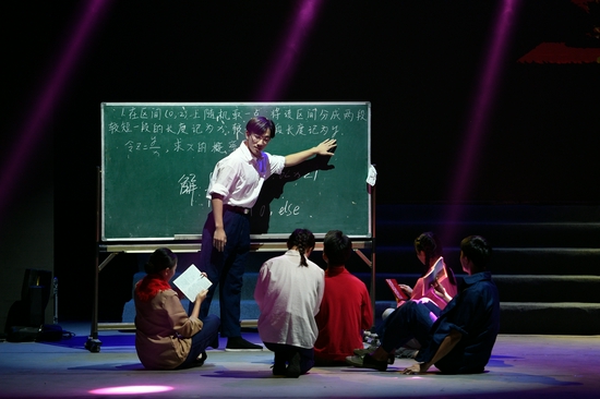 串联篇章的情景表演。