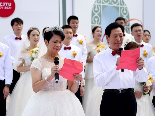 华东交大：50对校友伉俪重返校园举行集体婚礼