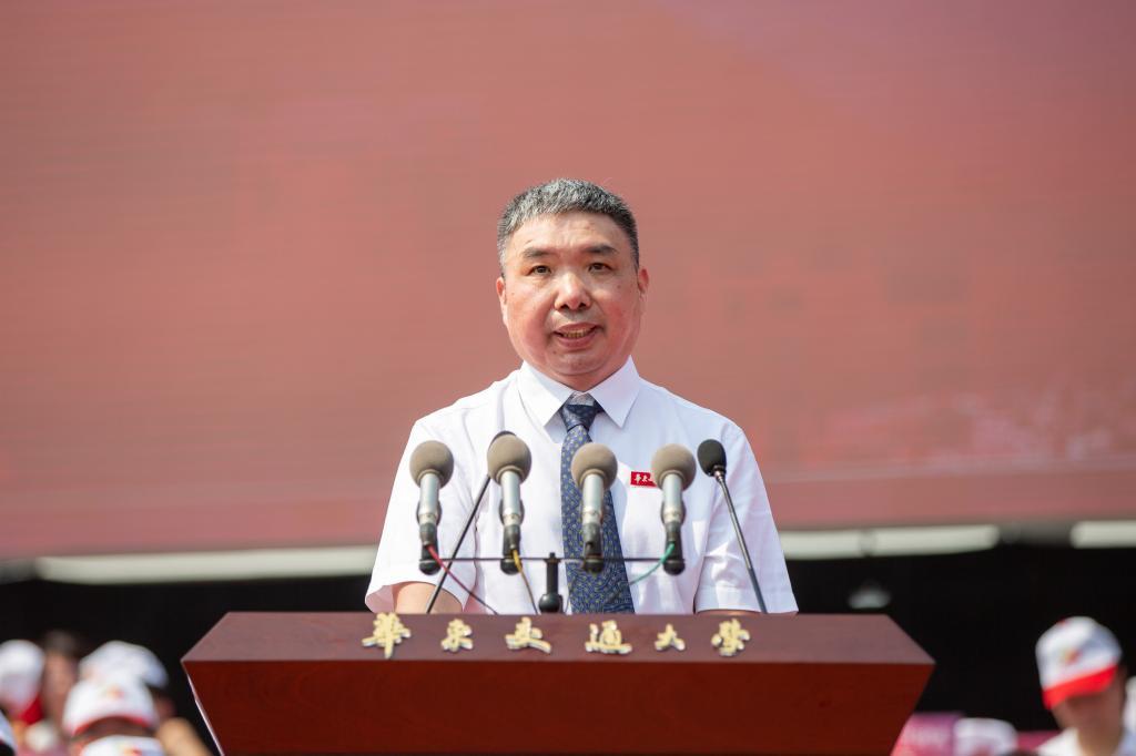 教师代表刘二根发言。