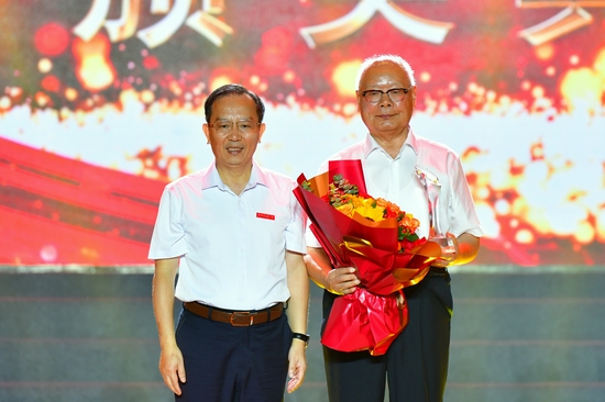 华东交通大学党委书记柳和生为“感动花椒人物”建校拓荒人颁奖（建校拓荒人代表王照文领奖）。