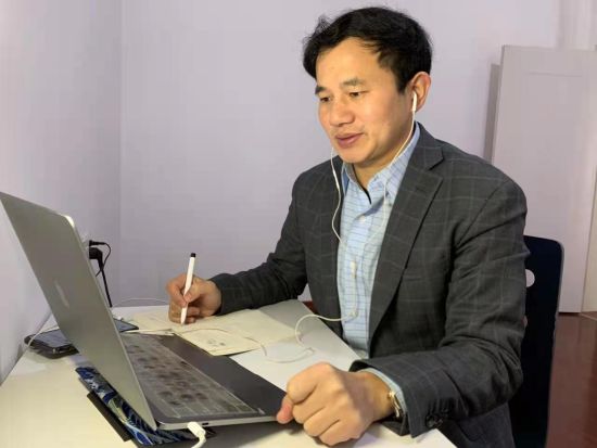 该校心理咨询中心主任舒曼线上为学生进行心理咨询