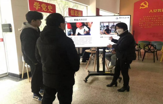 该校指导老师蒋翠珍教授为团队指导项目打磨