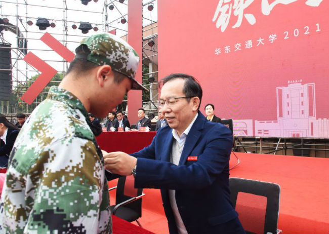 1.华东交大党委书记柳和生为新生佩戴校徽。