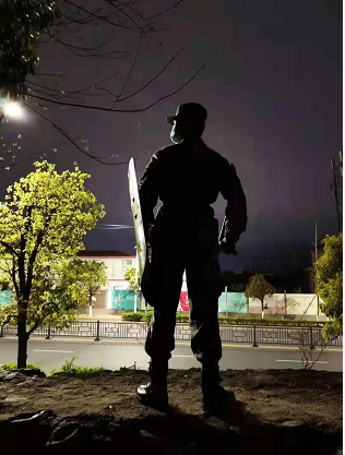 国旗护卫队夜幕下仍坚守岗位