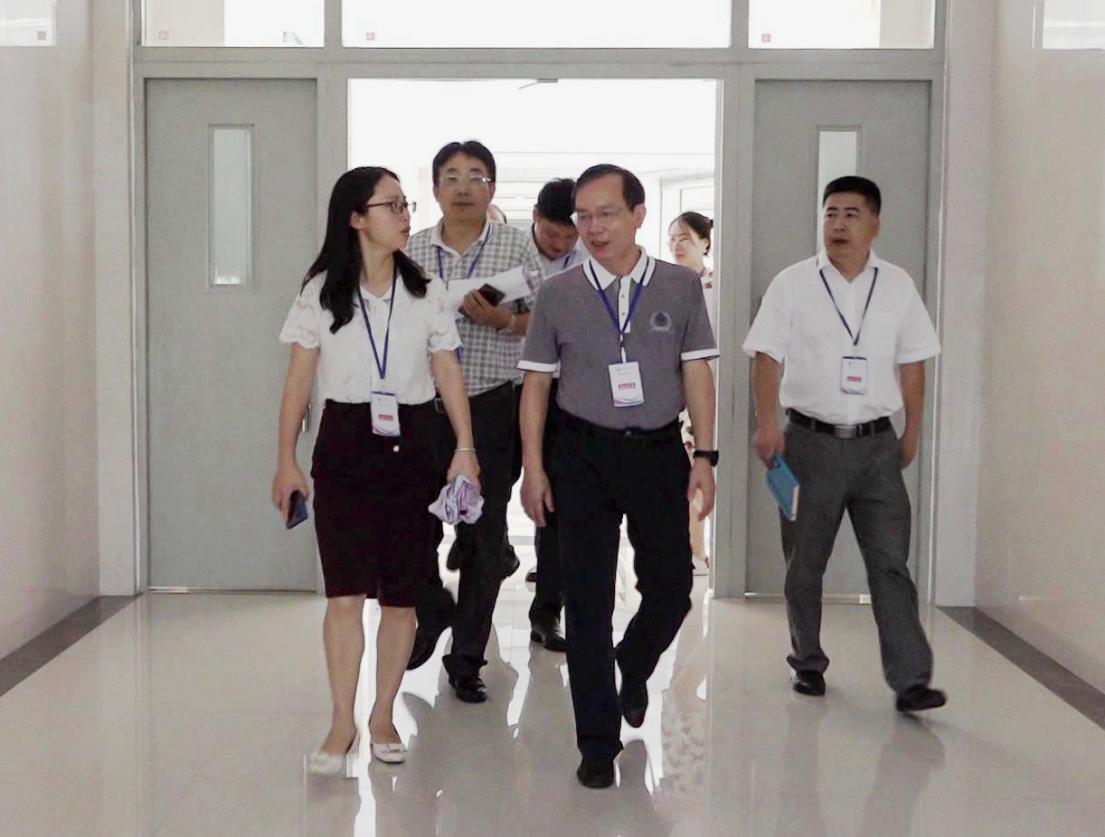 ​开学第一天柳和生深入教学一线巡课