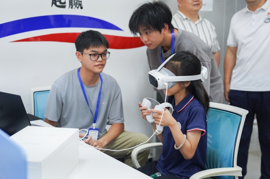 华东交通大学信息工程学院学生正在指导研学团成员体验VR游戏。 华东交通大学信息工程学院学生正在指导研学团成员体验VR游戏。