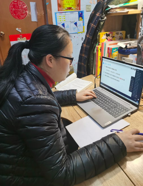 喻佳在回看授课视频，记录学生上课情况。