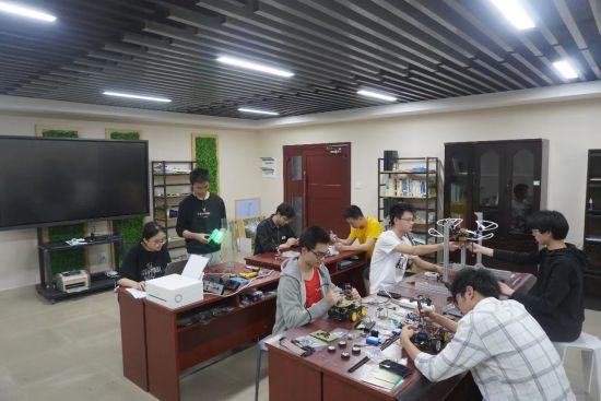 图为天佑学子课外团队作业研讨