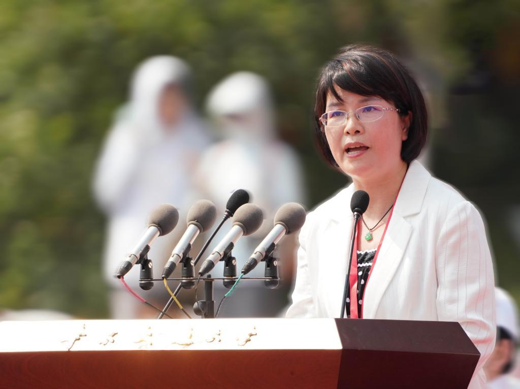 校友代表单杏花致辞。