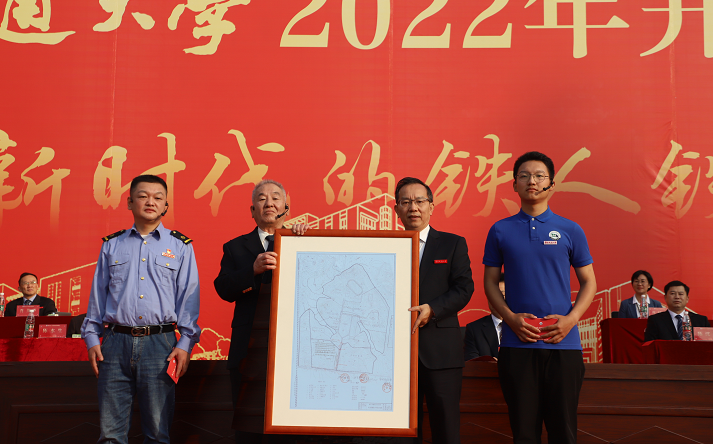 校党委书记柳和生代表学校向刘欣原一家赠送学校北区第一张测量图