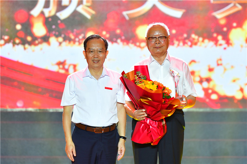 华东交通大学举行庆祝建校五十周年“感动花椒人物”颁奖典礼