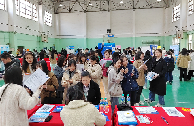 华东交通大学举行女生专场双选会