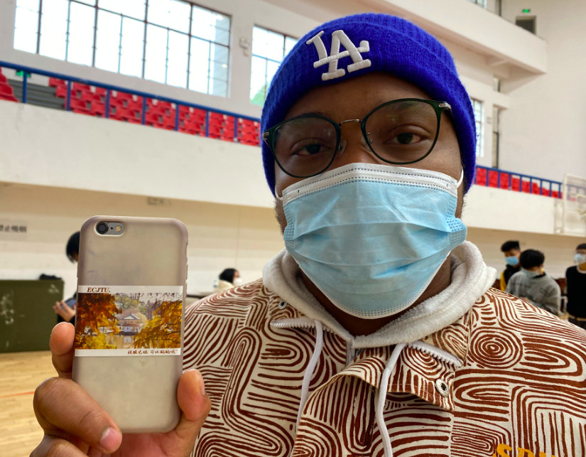 留学生展示华交特有的核酸检测贴纸