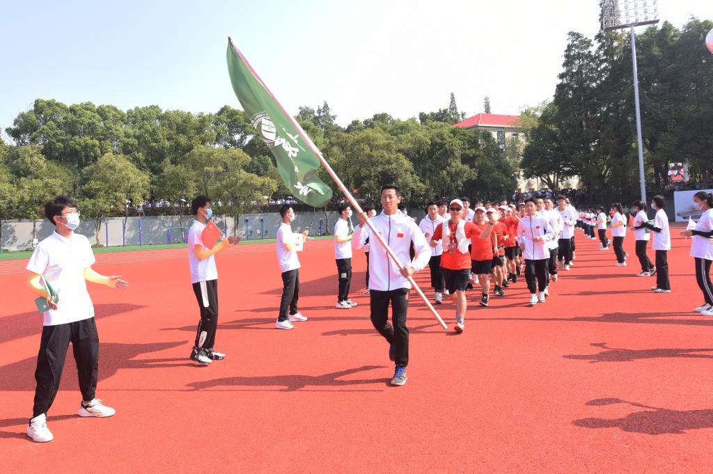 “贵赣情·校友行”千里接力“风火轮”跑团与各地校友代表和师生代表,豪迈地迈进大会现场。