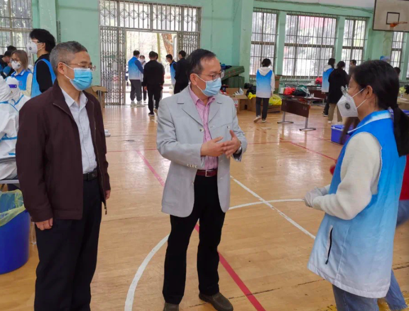 校党委书记柳和生（中）检查督导疫情防控工作并看望奋战在一线的师生员工