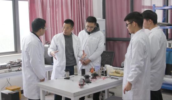 “全国高校黄大年式教师团队”正在指导学生