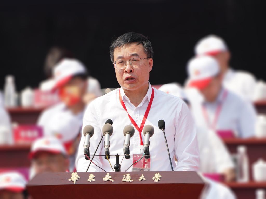 上海交通大学党委常委、副校长奚立峰代表省内外高校致辞。