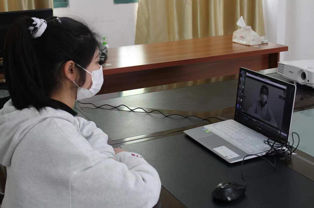 学生正在考研复试间准备参加复试