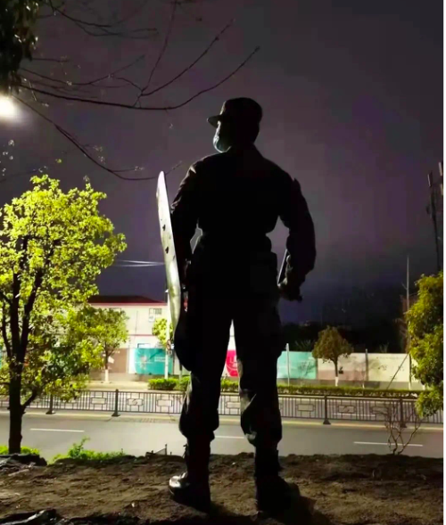 国防护卫队夜幕下守护校园安全