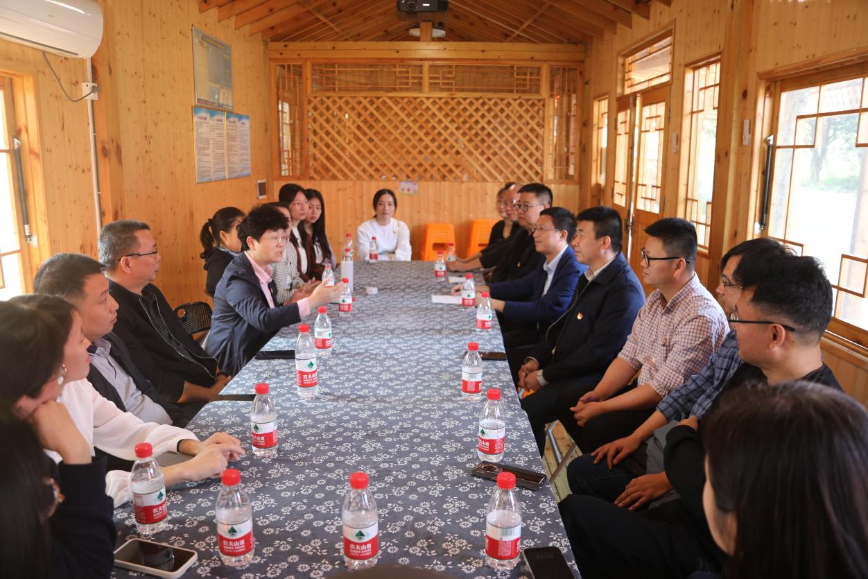 长江岸线党旗红 昌九两所高校联合开展主题党日活动_fororder_82 长江岸线党旗红 昌九两所高校联合开展主题党日活动_fororder_82