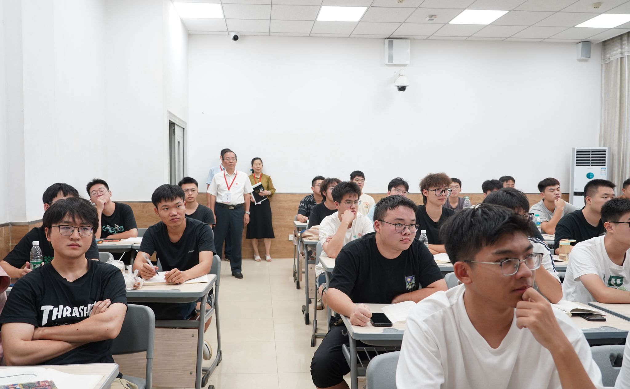 校领导深入教学一线开展巡课检查