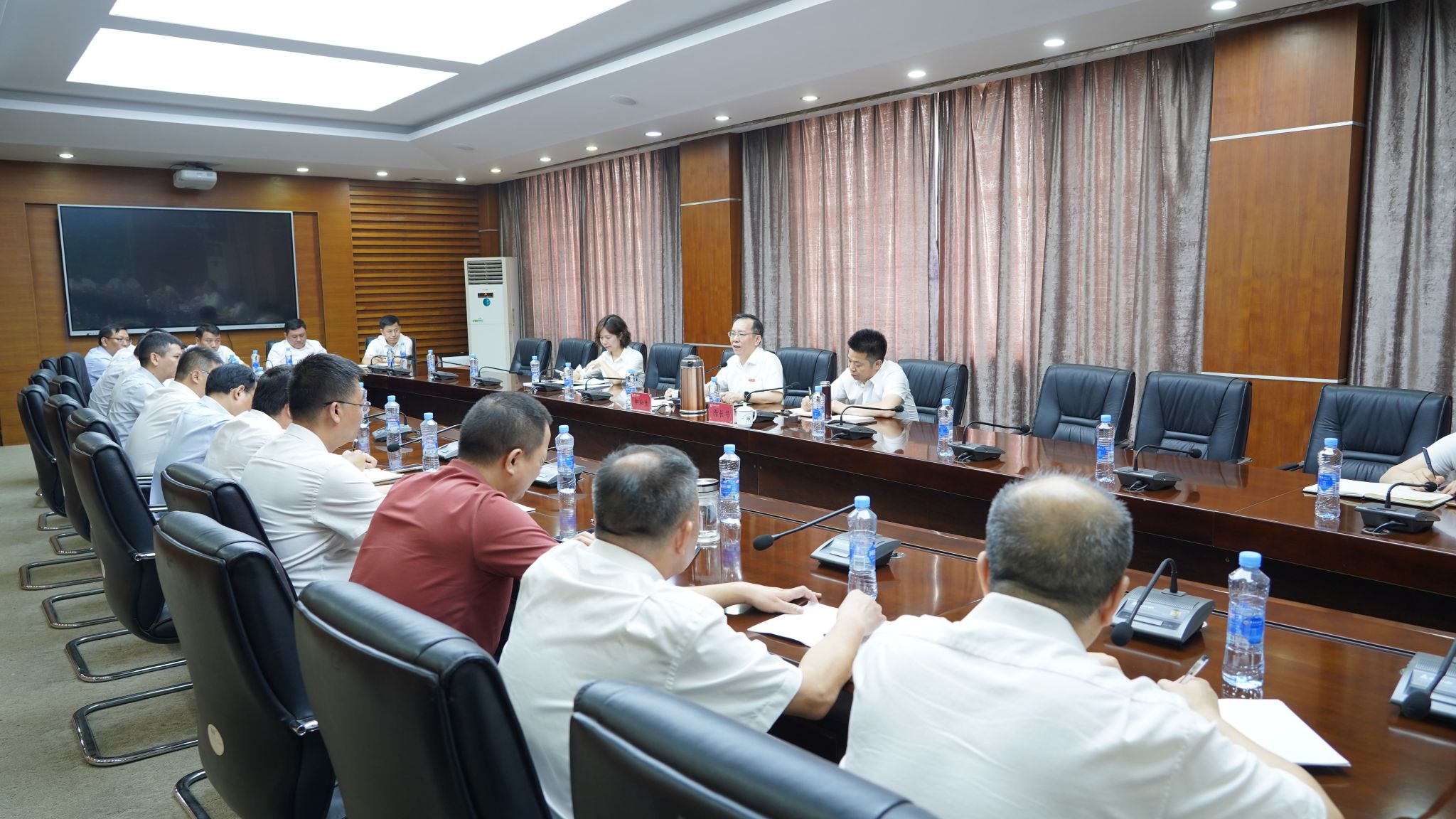 学校召开人才工作领导小组会议.