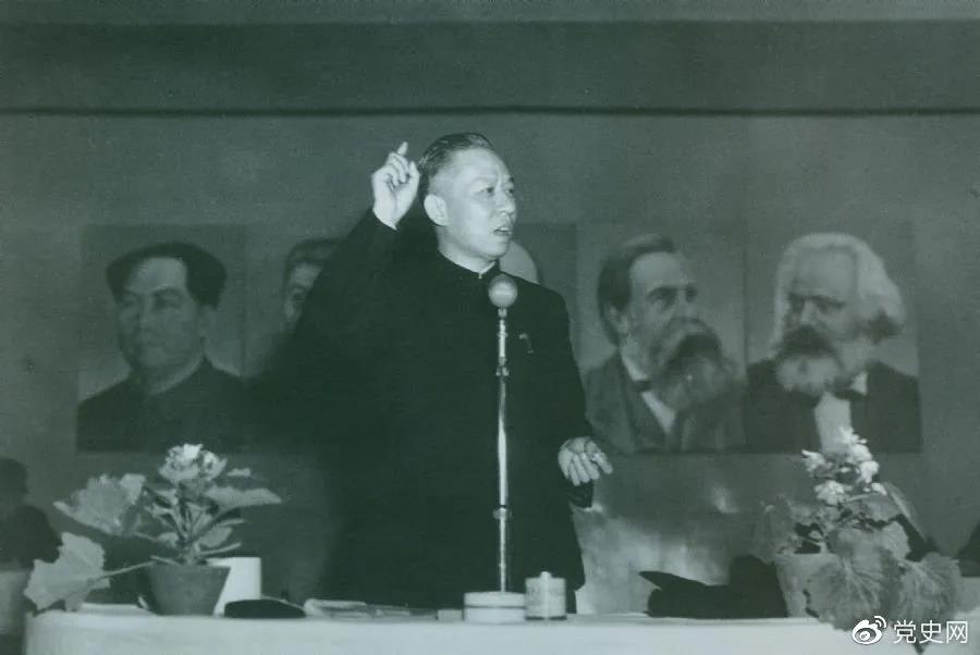 1951年3月28日,刘少奇在第一次全国组织工作会议上作报告。 1951年3月28日,刘少奇在第一次全国组织工作会议上作报告。