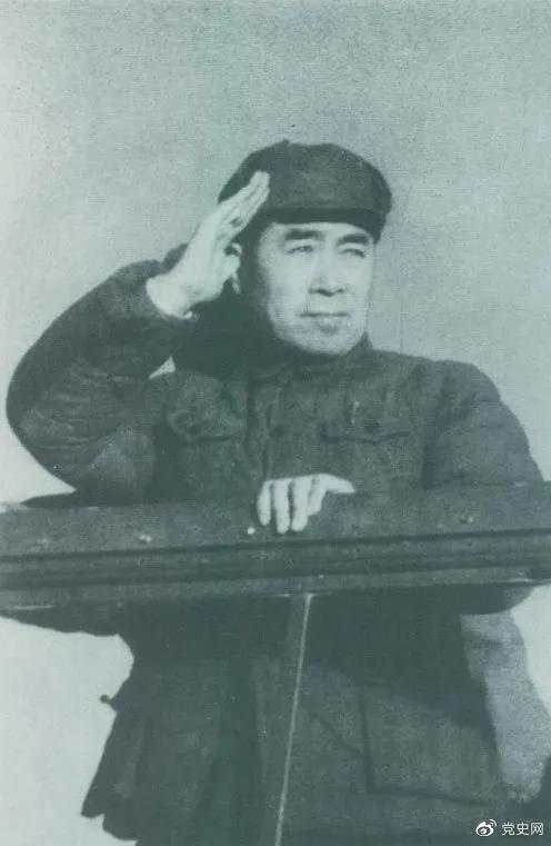 1949年3月,中共中央进入北平。图为周恩来在北平机场检阅部队。 1949年3月,中共中央进入北平。图为周恩来在北平机场检阅部队。