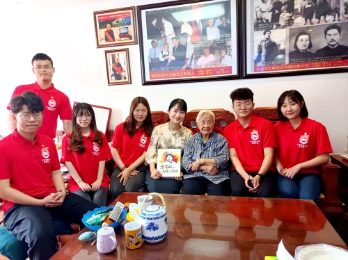 01华东交大红色走读活动:拜访方志敏同志唯一的女儿——方梅老人.jpg