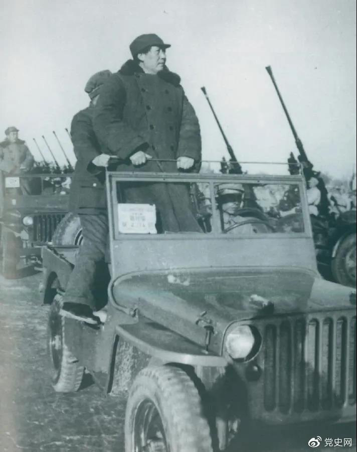 1949年3月25日,毛泽东在北平西苑机场检阅部队。 1949年3月25日,毛泽东在北平西苑机场检阅部队。