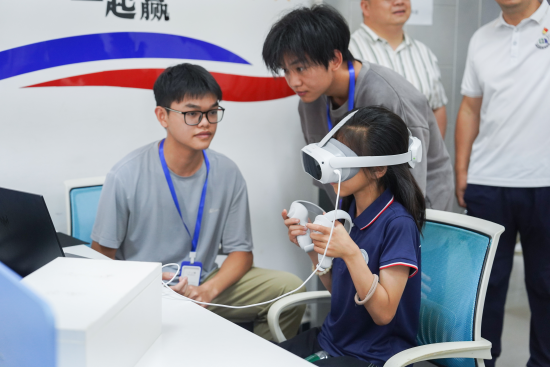 华东交通大学信息工程学院学生正在指导研学团成员体验VR游戏