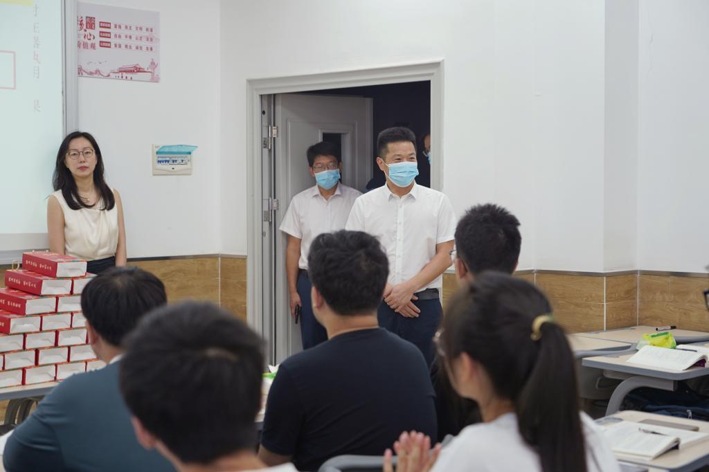 徐长节走访慰问2022级新生