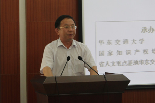 江西省法学会专职副会长张鹤翔代表江西省法学会致辞