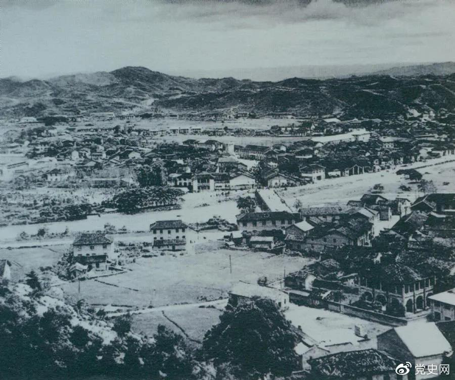 1928年4月,朱德率领南昌起义余部到达井冈山,与毛泽东领导的部队胜利会师。图为会师地点砻市全景。 1928年4月,朱德率领南昌起义余部到达井冈山,与毛泽东领导的部队胜利会师。图为会师地点砻市全景。