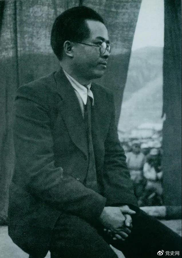 1940年3月26日,任弼时结束中共驻共产国际代表的工作回到延安。图为他在欢迎大会上 1940年3月26日,任弼时结束中共驻共产国际代表的工作回到延安。图为他在欢迎大会上