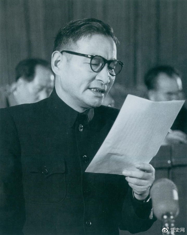 1955年3月21日,陈云在中国共产党全国代表会议上作关于发展国民经济的第一个五年计划的报告。 1955年3月21日,陈云在中国共产党全国代表会议上作关于发展国民经济的第一个五年计划的报告。