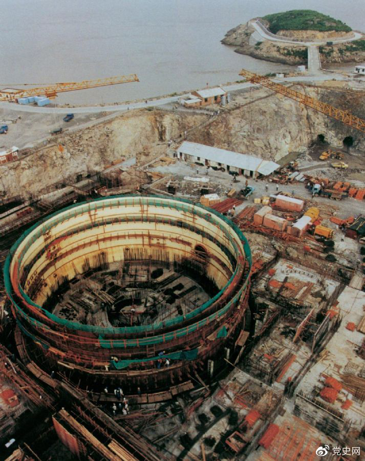 1991年12月15日，中国第一座自行设计、自行建造的核电站——秦山核电站并网发电。图为建设中的秦山核电站。