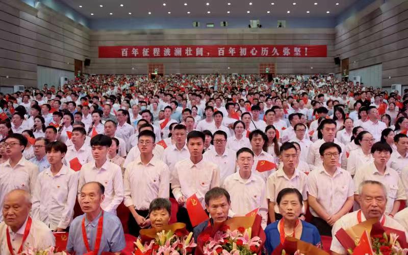 全场齐声高唱《没有共产党就没有新中国》