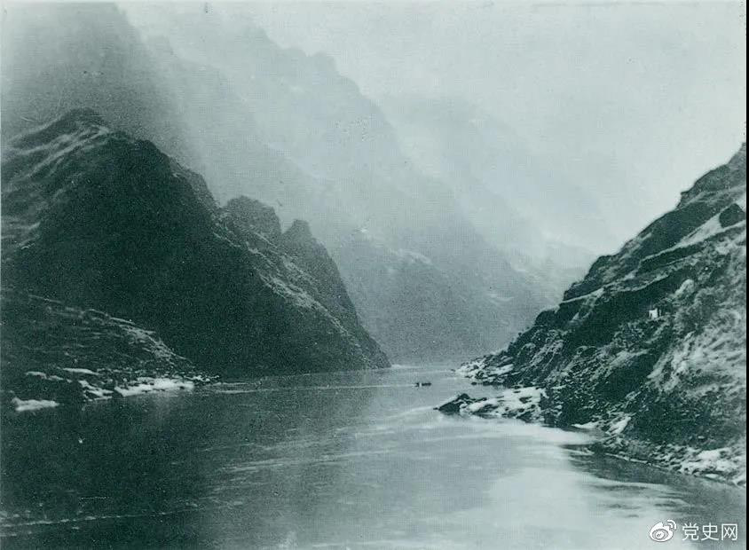 1935年3月中旬,红军三渡赤水,再次入川。随后,又出奇不意地于3月21日四渡赤水,佯攻贵阳,然后又向西北方向急进。图为赤水河。 1935年3月中旬,红军三渡赤水,再次入川。随后,又出奇不意地于3月21日四渡赤水,佯攻贵阳,然后又向西北方向急进。图为赤水河。