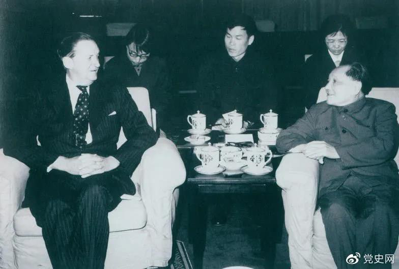 1979年3月29日,邓小平会见香港总督麦里浩。 1979年3月29日,邓小平会见香港总督麦里浩。