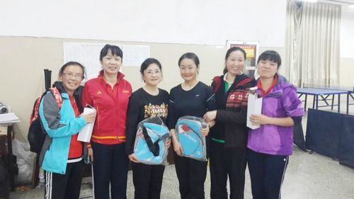 女双获奖前三名合影