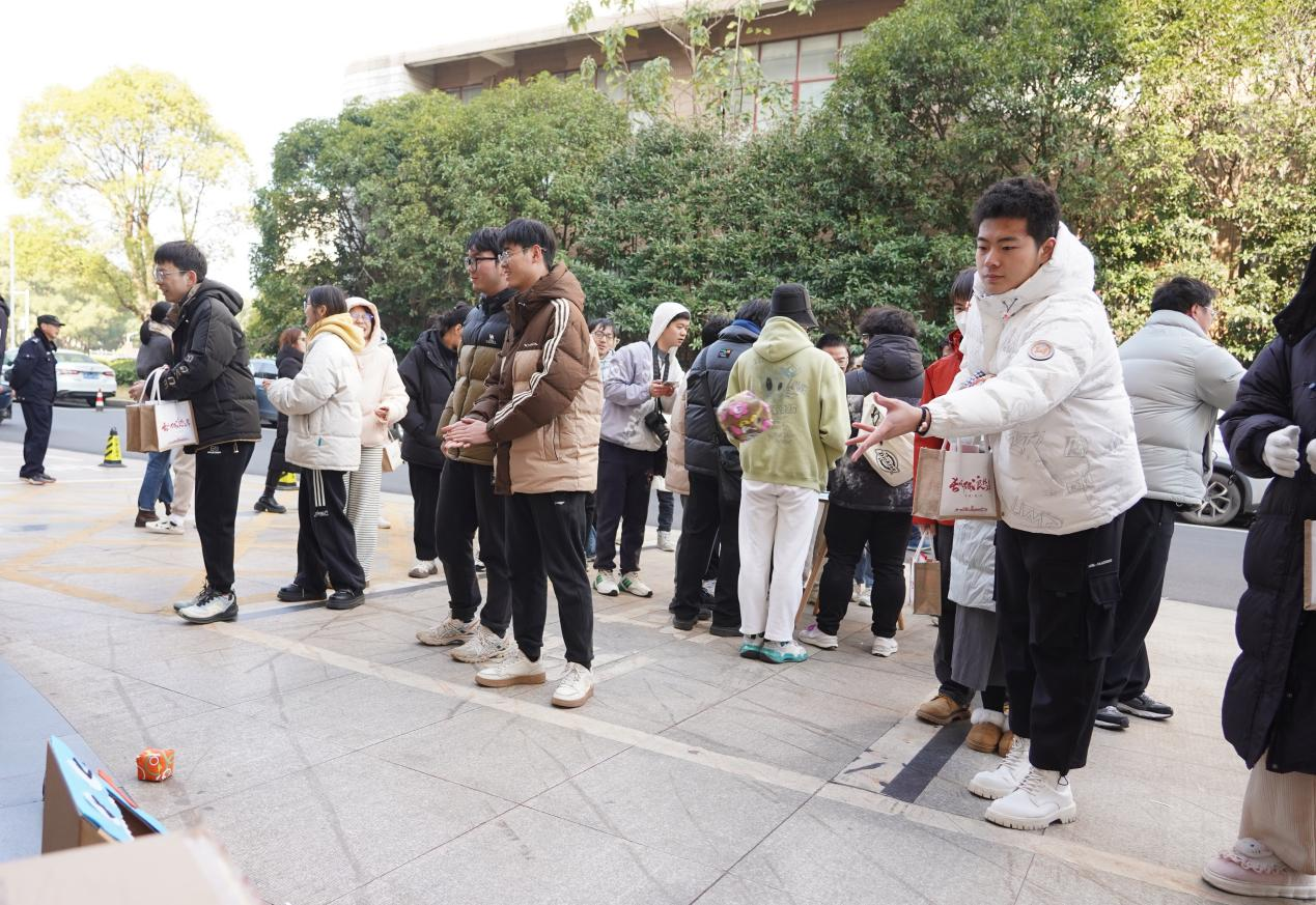 长风破浪终上岸 华东交通大学暖心慰问考研学子