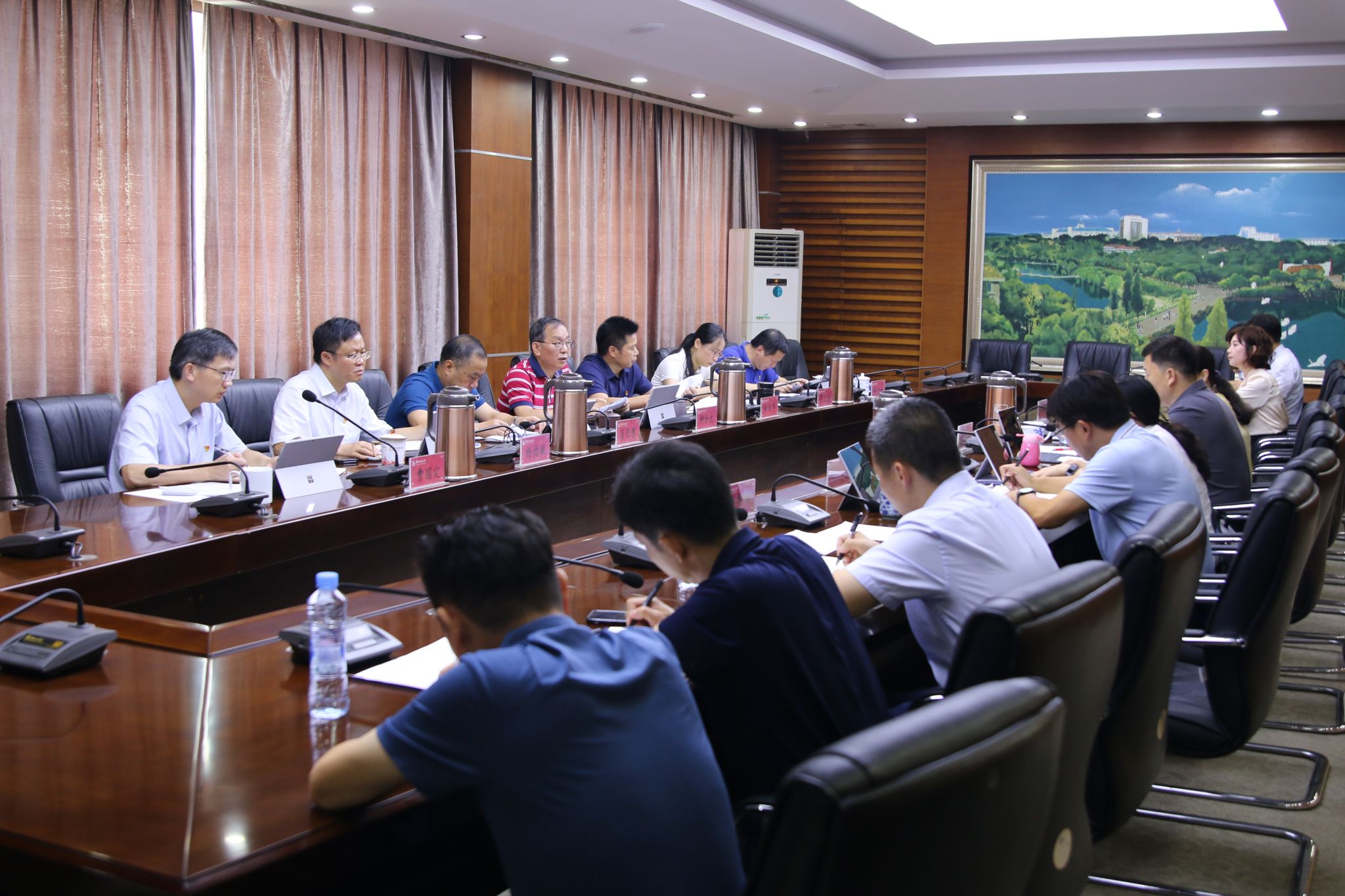 校党委理论学习中心组举行2023年第十七次集体学习会暨民主生活会会前集体学习
